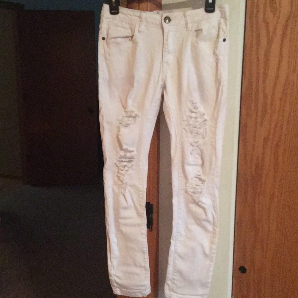White distressed crop stretch jeans.